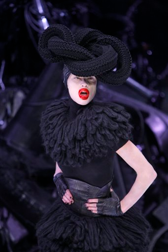 Illustration for article titled Alexander McQueen Fall/Winter 2009: Derelicte In Wonderland